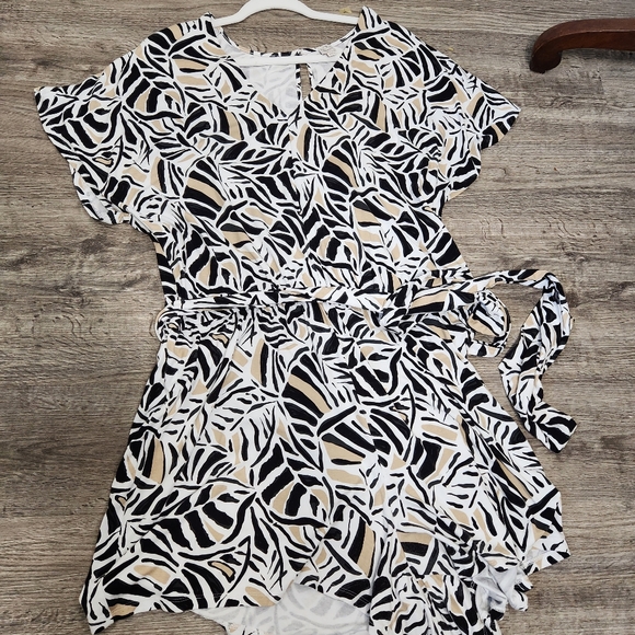 Loft Beach Romper Womens XL Black Beige White Flutter Sleeves Tie Belt vacay - Picture 10 of 15